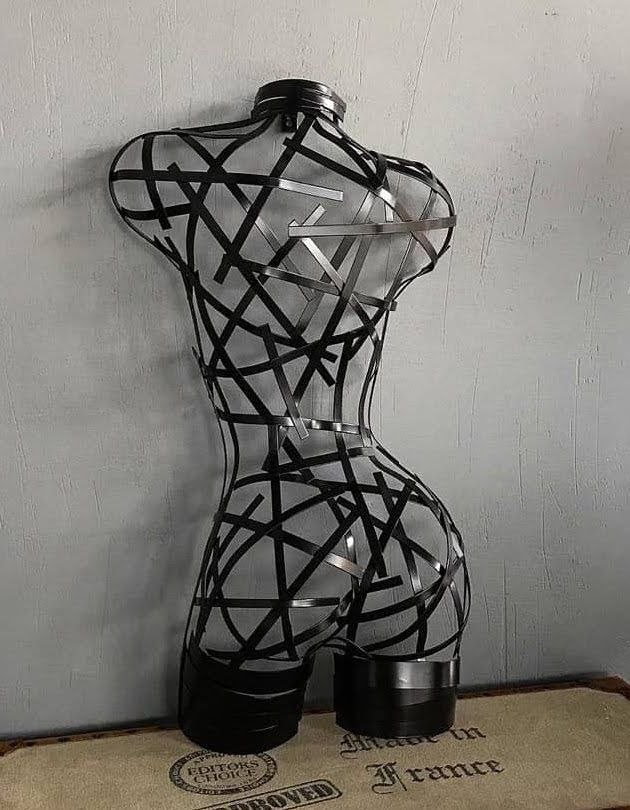 Скульптура из стальной полосы — женский торс